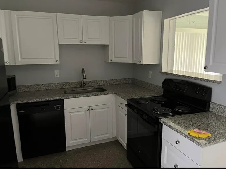905 W 1st St — Photo 5
