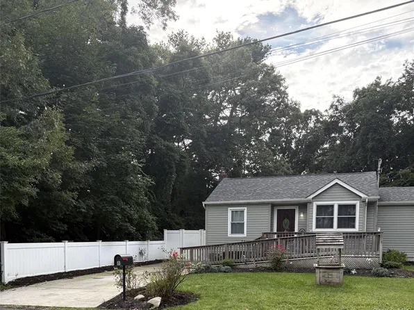 8 Canary Place, Farmingville, NY 11738