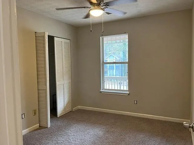 818 Greenhedge Dr — Photo 3