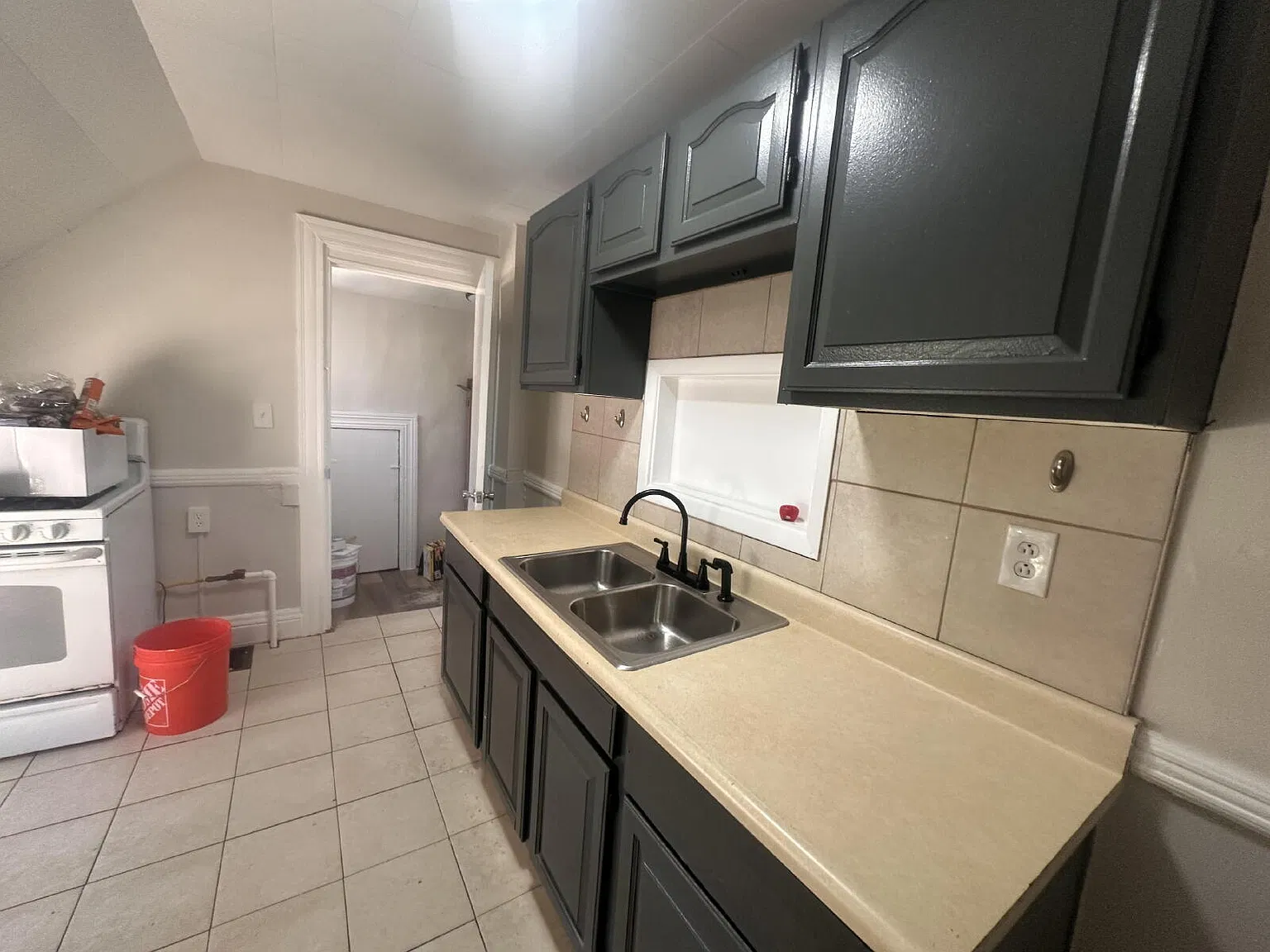 3 bed, 1.0 bath, $1,100 — Photo 4