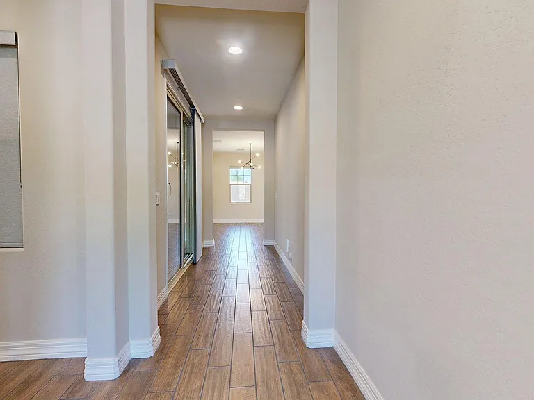 209 E Beatryce St — Photo 7