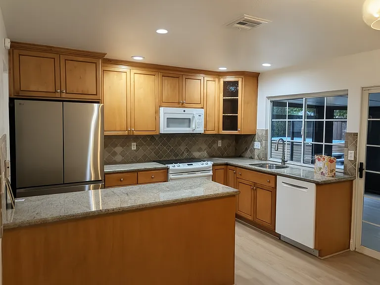3098 Reynolds Ct — Photo 2