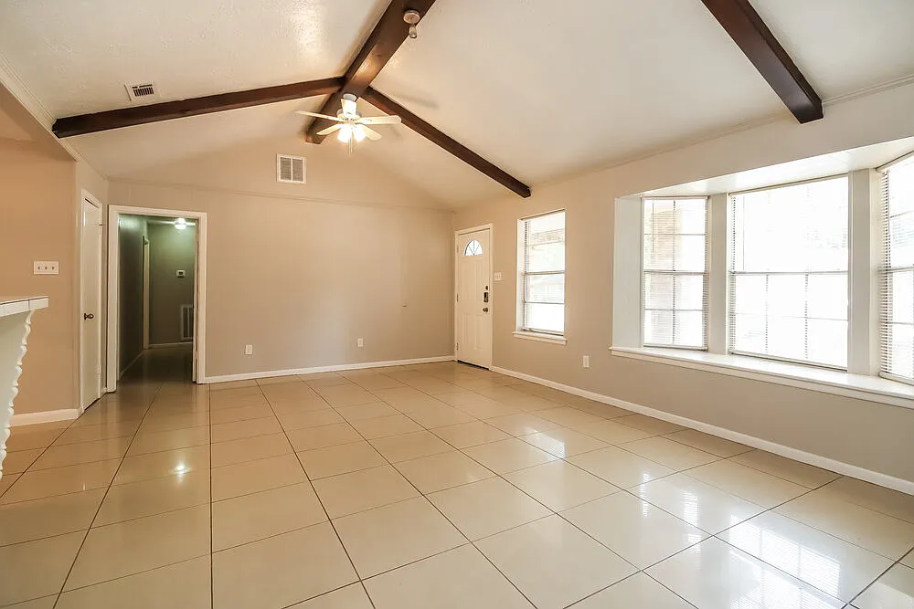 3 bed, 2.0 bath, 1408 sqft, $2,415 — Photo 4