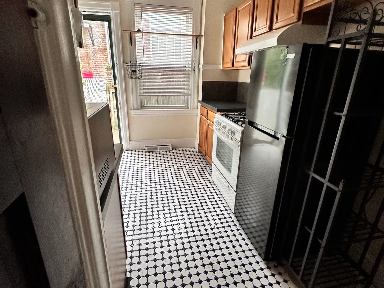 3 bed, 1.5 bath, 1700 sqft, $1,750 — Photo 3