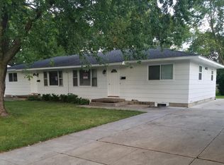 802 W 28th St, Cedar Falls, IA 50613