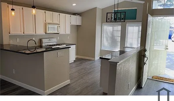2216 Inglenook Dr — Photo 3