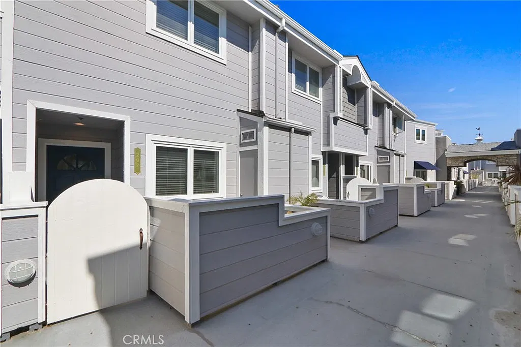 2 bed, 2.5 bath, 1358 sqft, $5,995 — Photo 2