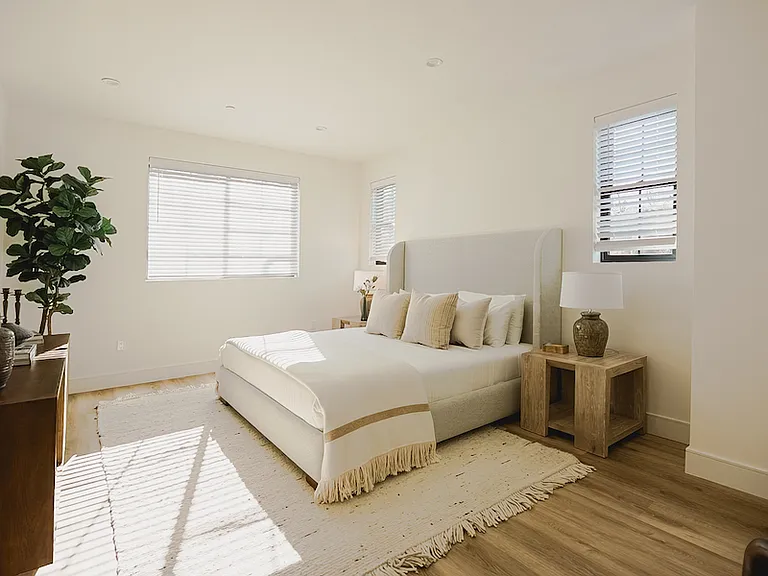 11024 Hortense St — Photo 10
