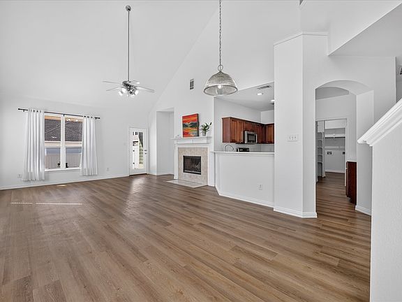 3rd image of 940 Foxgrove Ln