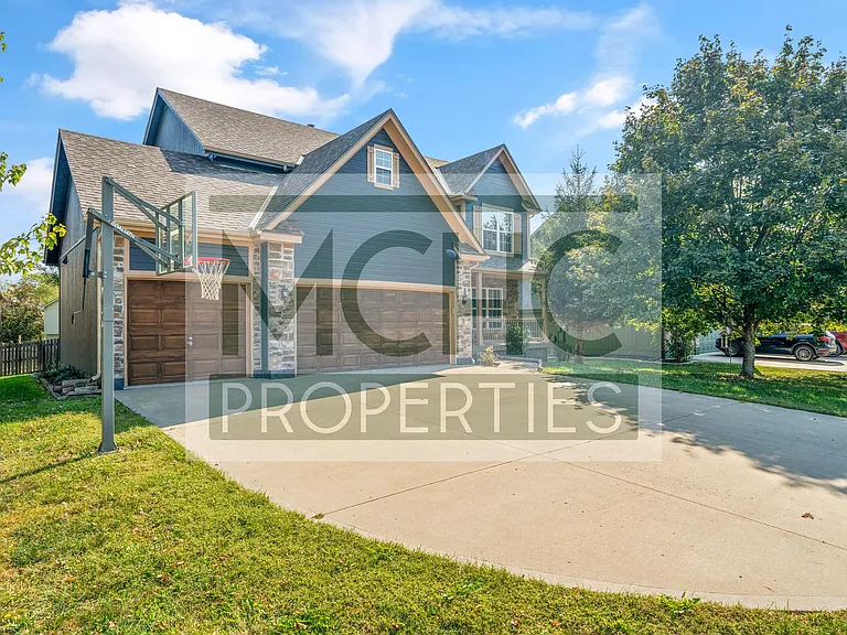 2353 SW Current Ct — Photo 1