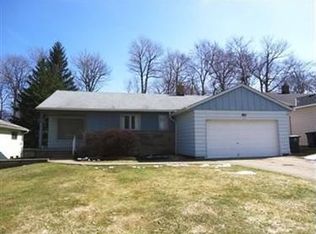 1111 Hansford Rd, Lyndhurst, OH 44124