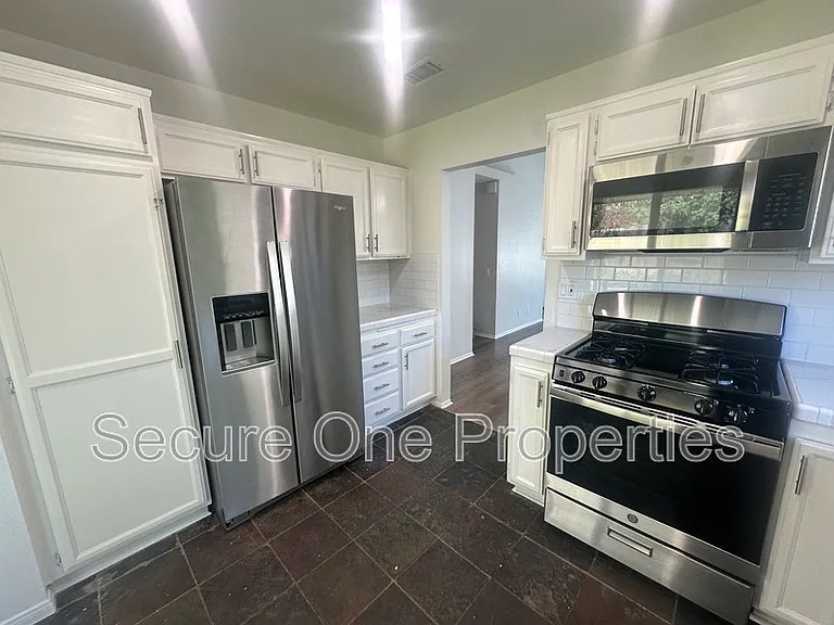 2324 Hampton Ave — Photo 8