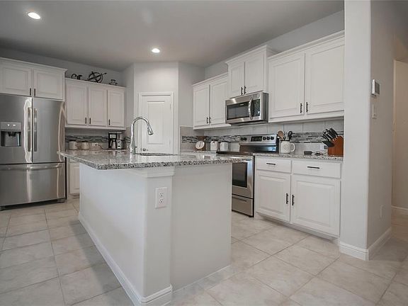 4th image of 821 Doe Meadow Dr