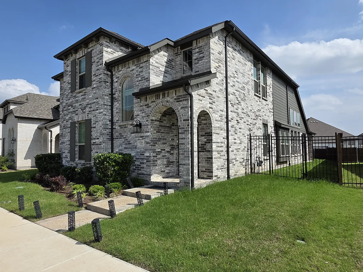 Building Photo - 1212 Carnation Dr