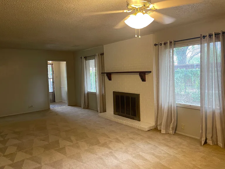 725 Elmwood Dr — Photo 3