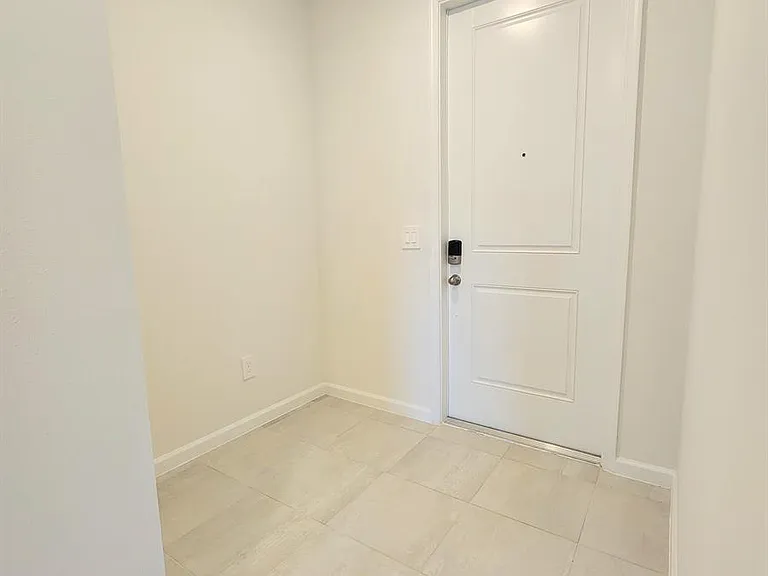 629 Salisbury Cir — Photo 3