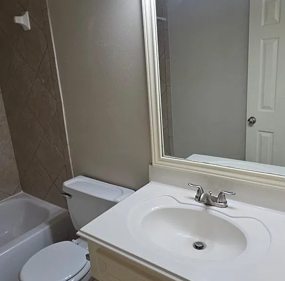 706 Woodport Ln — Photo 16
