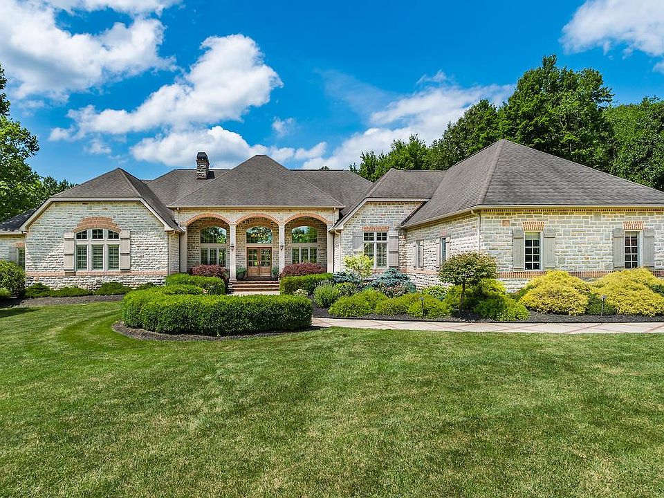 1st image of 324 Gleneagles Dr