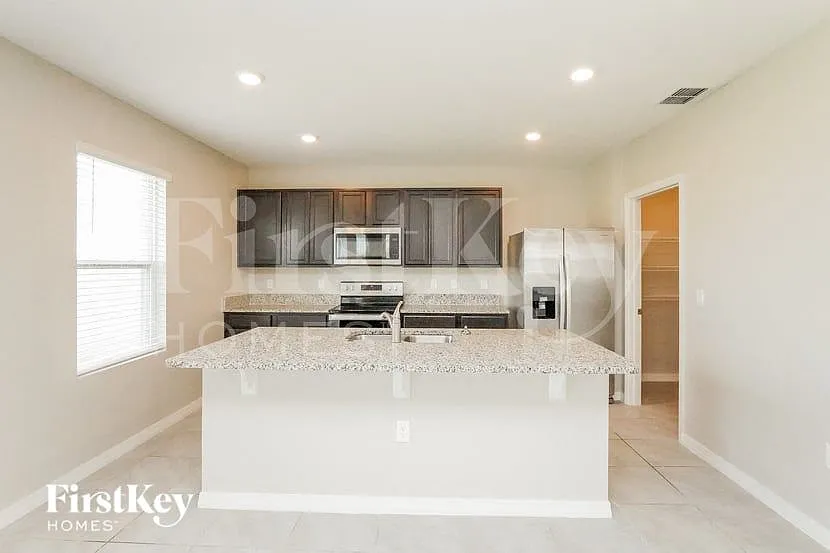 4 bed, 2.5 bath, 2526 sqft, $2,490 — Photo 4