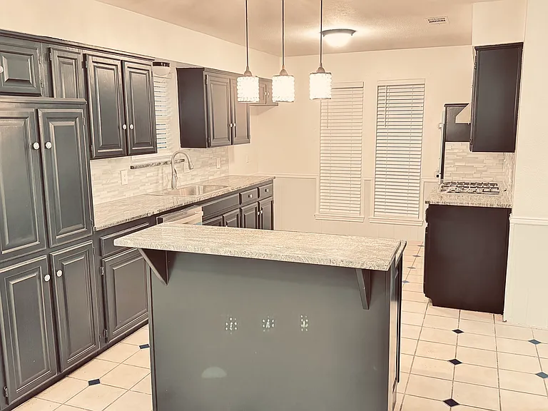 1004 Silverthorn Ct — Photo 10