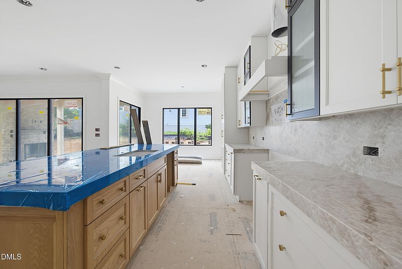 Current listing photograph 4 of 413 Pinecroft Drive