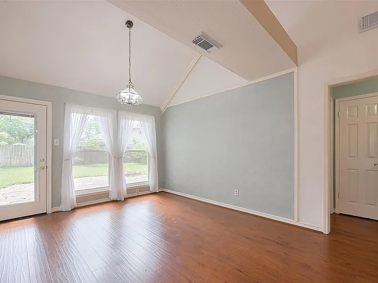 1103 Cheyenne Meadows Dr — Photo 8