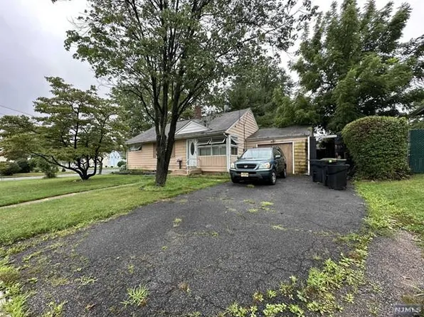 10 Judith Pl, Bergenfield, NJ 07621