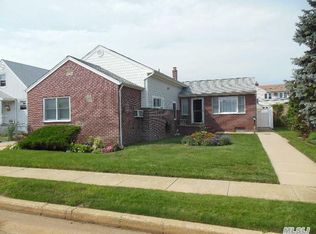 34 Van Buren St, Freeport, NY
