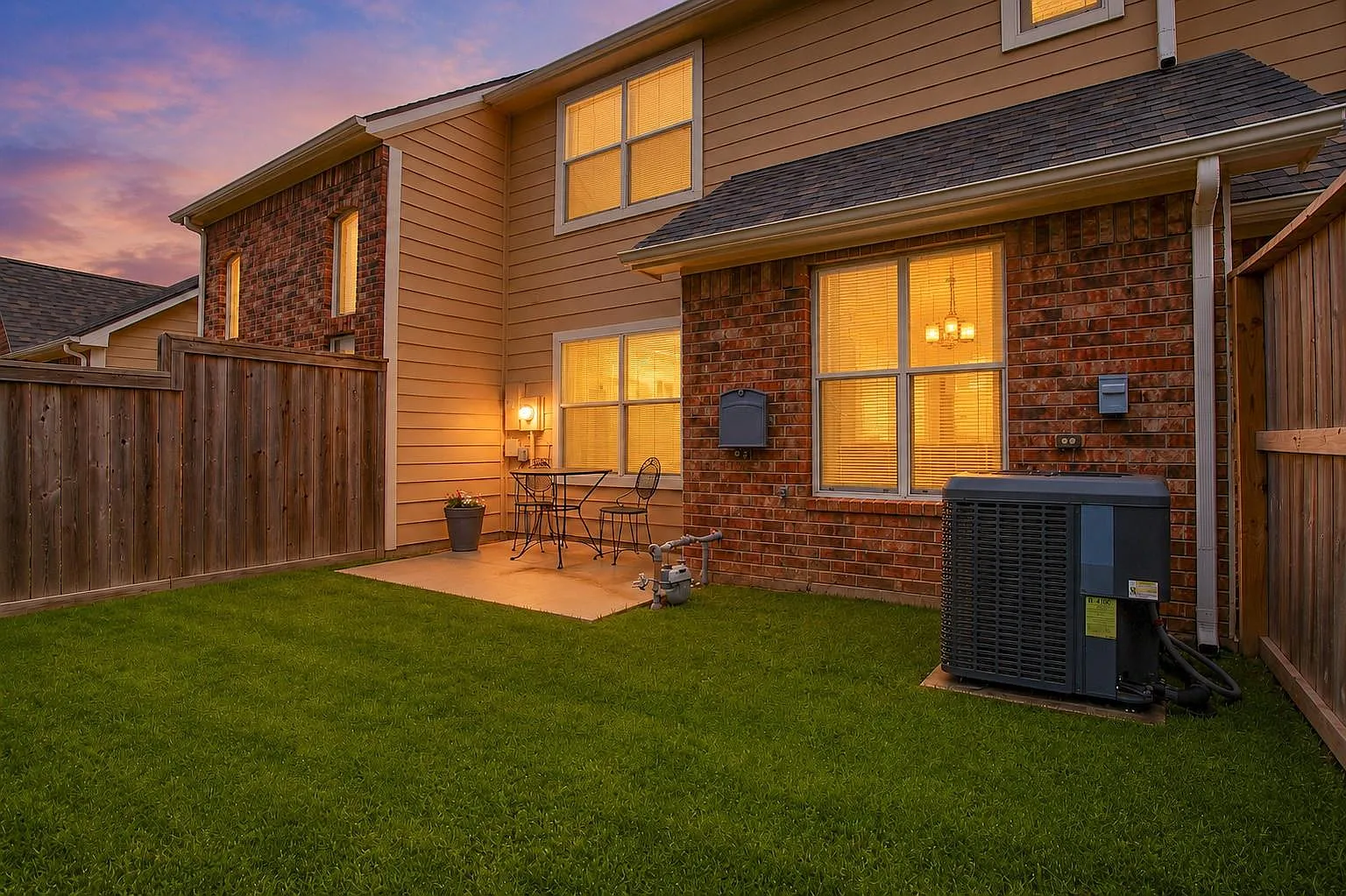 2 bed, 2.5 bath, 1452 sqft, $2,000 — Photo 2