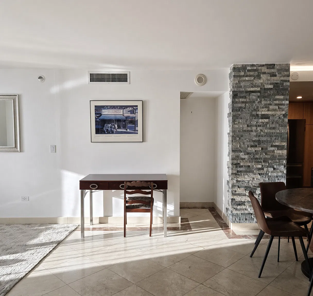 3 bed, 1048 sqft, $3,750 — Photo 3