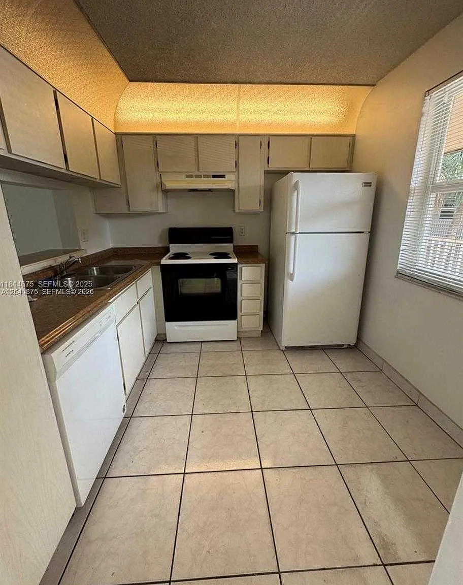 2 bed, $1,900 — Photo 2