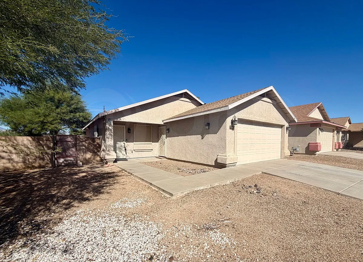 3 bed, 2.0 bath, 1024 sqft, $1,700 — Photo 2