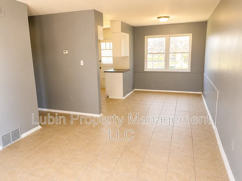 3 bed, 1.0 bath, 1000 sqft, $1,100 — Photo 3
