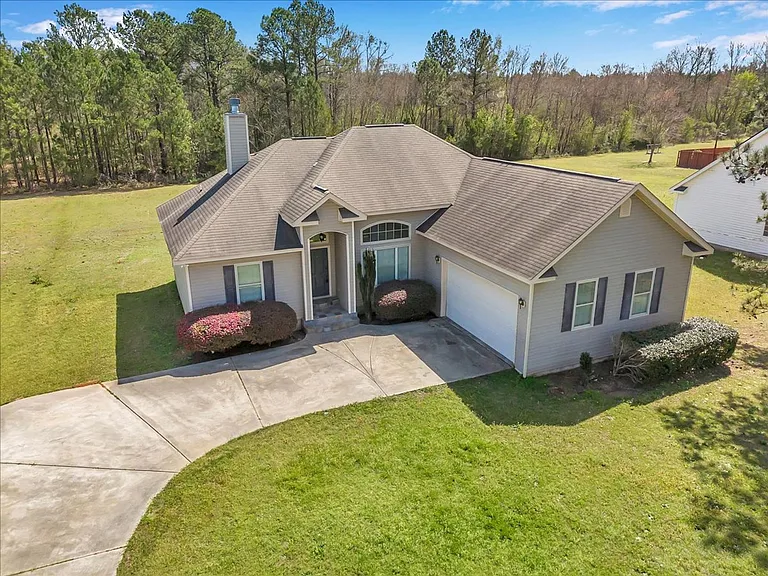 331 Amanda Dr — Photo 3