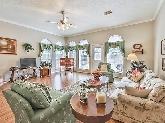 4th image of 2906 Woodcreek Ln