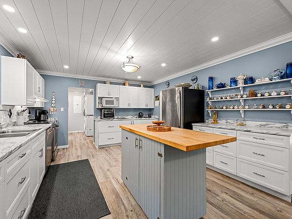 3rd image of 2468 Endall Rd