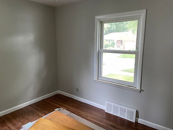 3rd image of 131 W Evelyn Ave