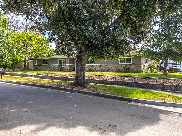 824 Hibiscus Dr — Photo 3