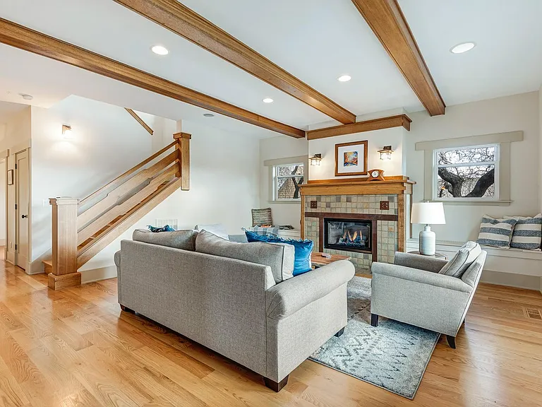 110 NW Black Hawk Ave — Photo 4