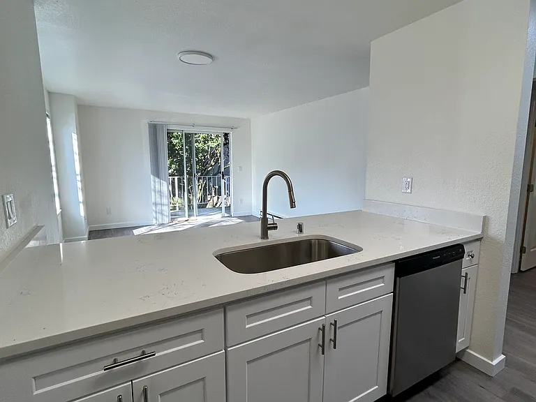 Olympic View Apartments — Photo 23