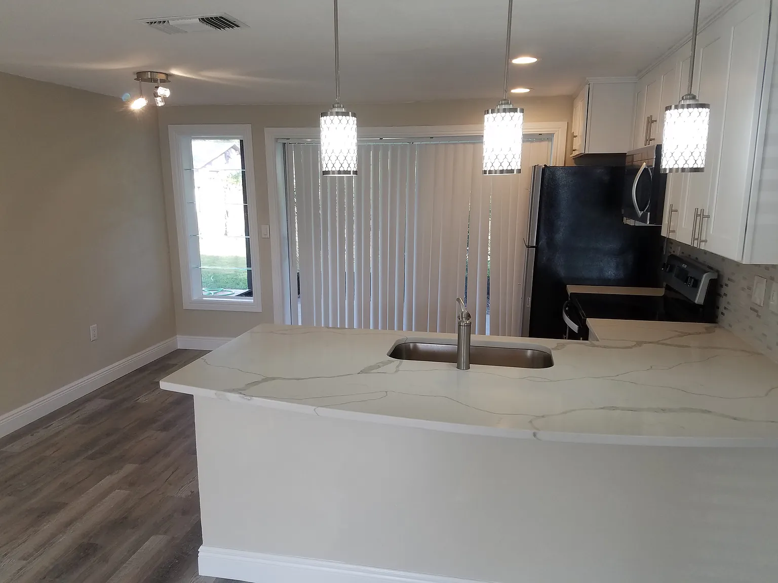 2 bed, 997 sqft, $1,895 — Photo 1