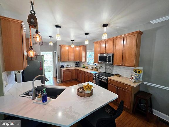 3rd image of 8 Elk Ln