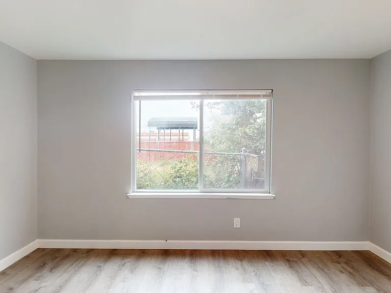 5549 Foothill Blvd — Photo 11