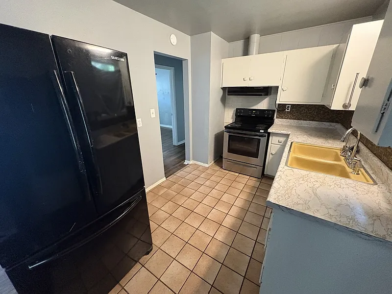 3 bed, 1.0 bath, 864 sqft, $1,200 — Photo 3