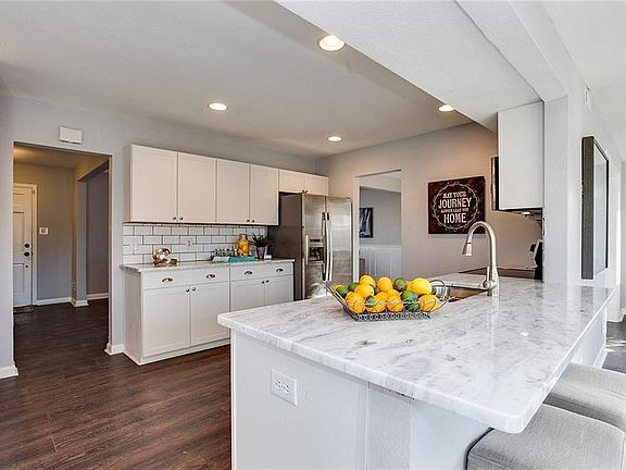3rd image of 305 Eastwood Cir