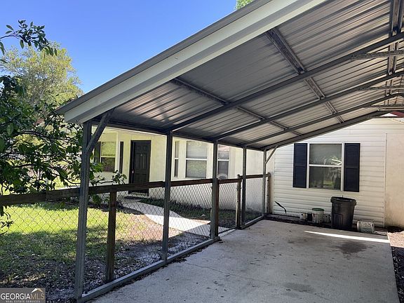 3rd image of 106 Royal Cir