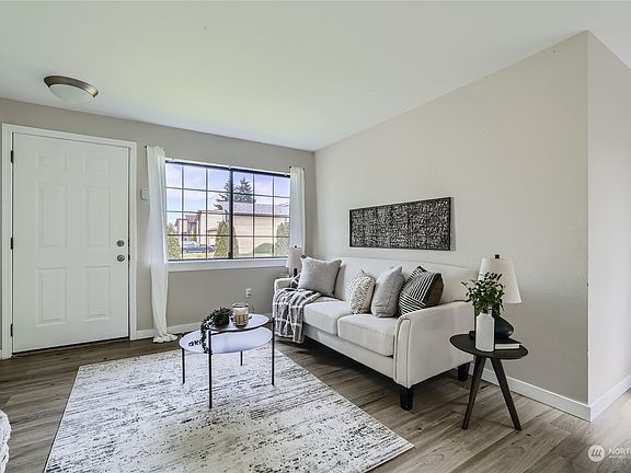 4th image of 1604 Norpoint Way NE