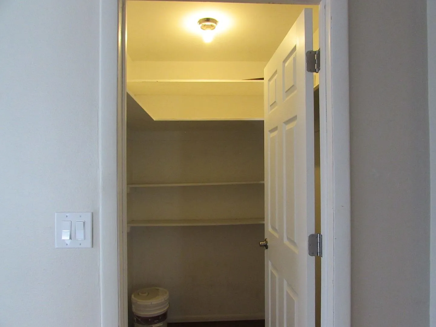 Cozy 2 Bed 1 Bath Lakeside Drive Condo — Photo 3