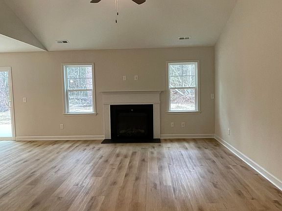 4th image of 644 Walnut Dr