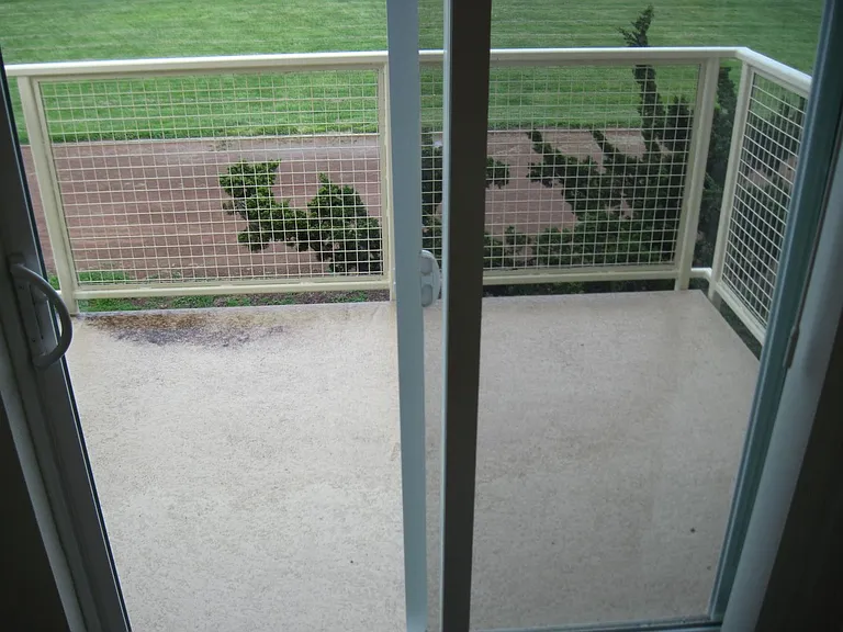 Spacious 3 Bed, 2 Bath, 1250 Square Foot Apartment with Air Conditioning. — Photo 10